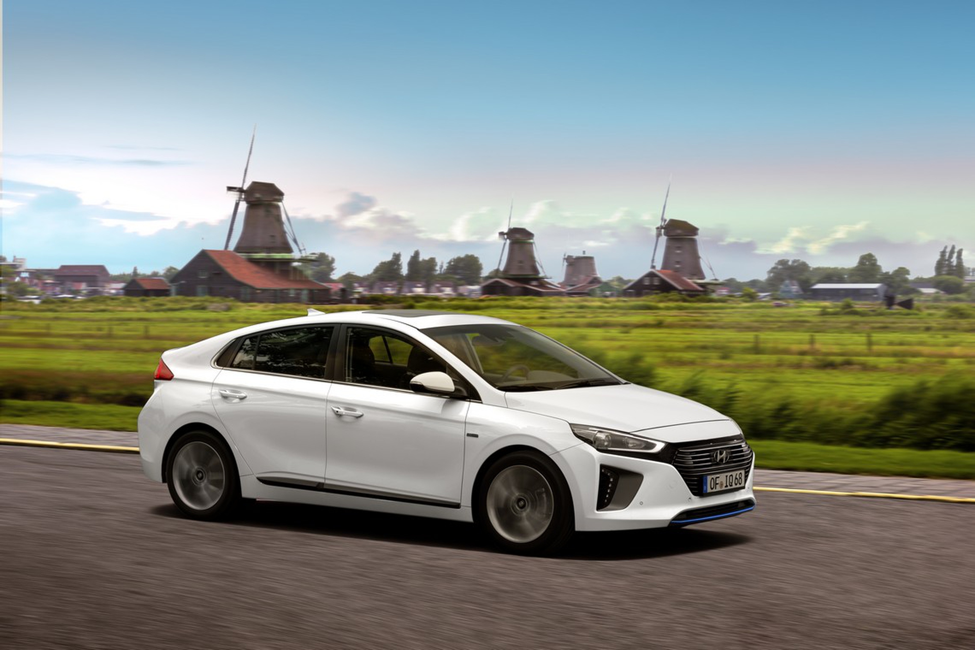 Al via i test drive della nuova Hyundai Ioniq in versione ibrida ed elettrica