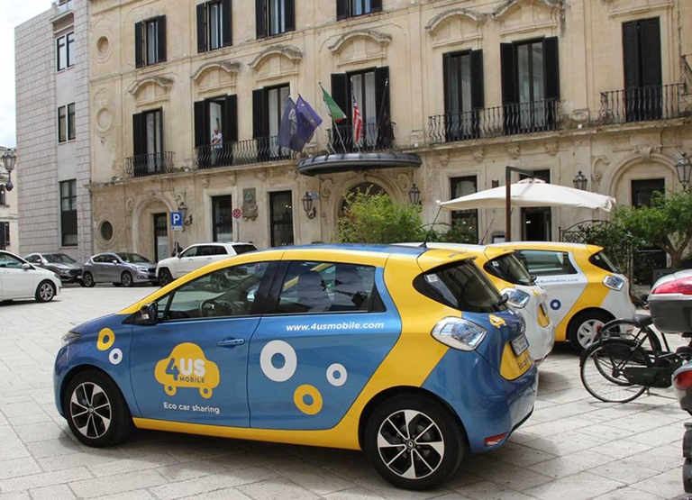 Con 300 chilometri di autonomia reale, le 10 Renault Zoe attualmente in flotta possono coprire anche distanze interurbane, incluso il collegamento fra l'aeroporto di Brindisi e alcune delle località più note del Salento