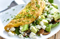 Ricetta omelette ai funghi, avocado e formaggio di capra