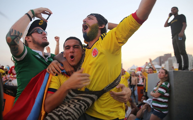 Tfiosi colombiani festeggiano dopo un gol