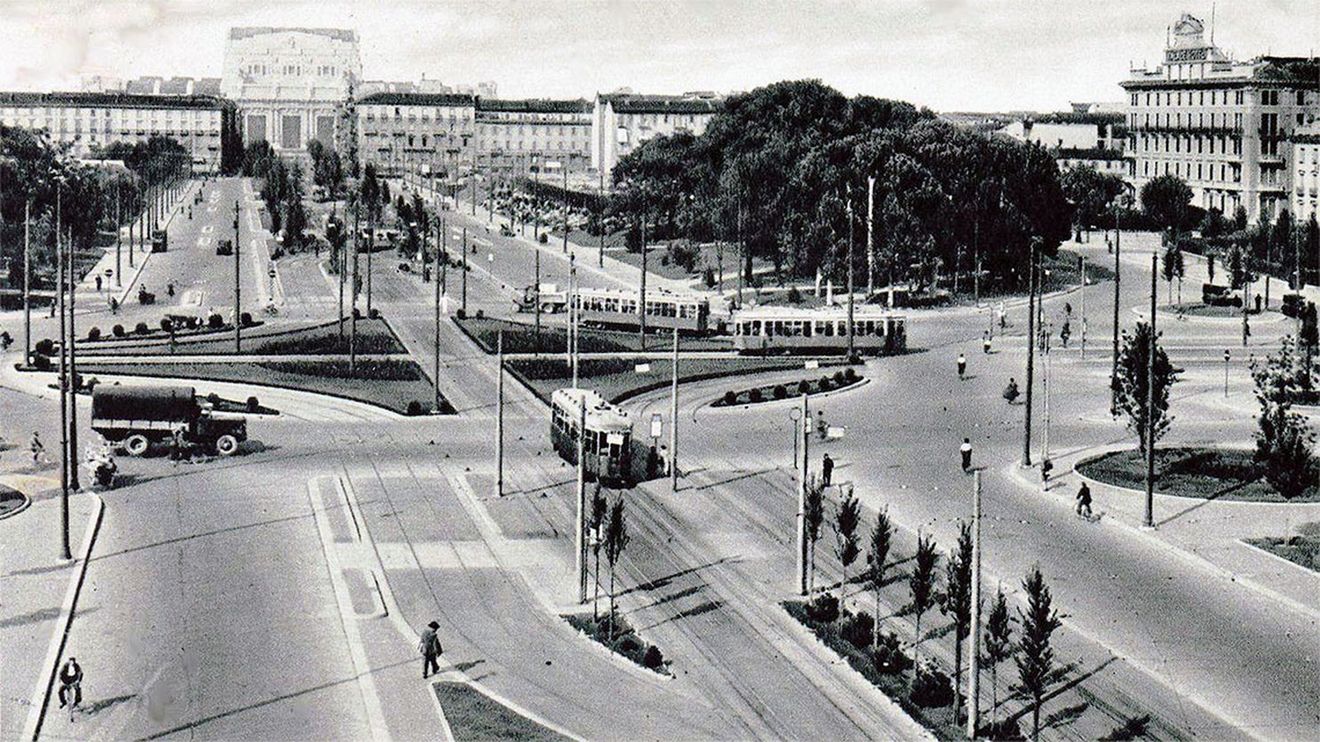 Piazze di Milano con gli alberi