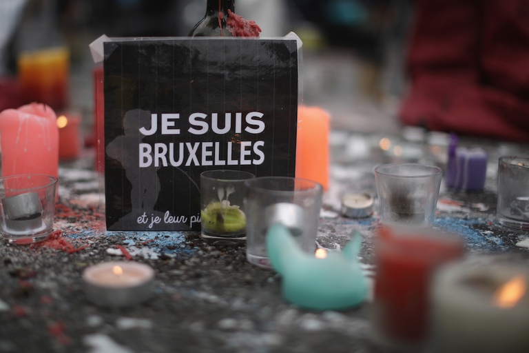 I fiori e le frasi per i morti durante gli attentati di Bruxelles, in Belgio, nel cuore dell'Europa (Christopher Furlong/Getty Images)