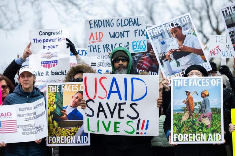 Proteste contro la chiusura di Usaid da parte di Donald Trump