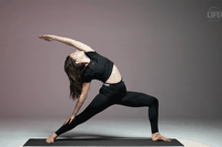 Lo yoga è un momento per fermarci. Con Smart yoga class si pratica da casa