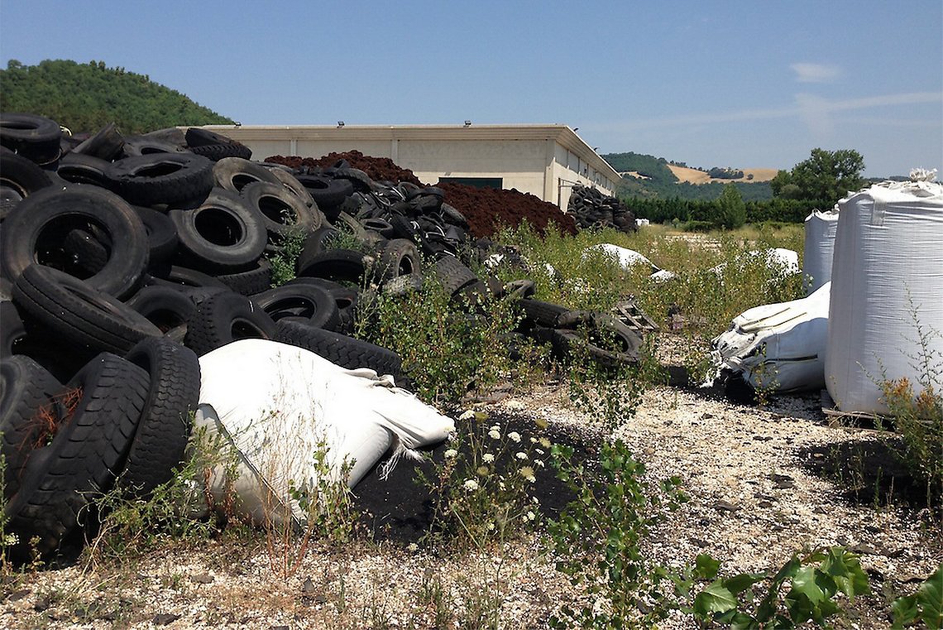 Pneumatici fuori uso abbandonati-001