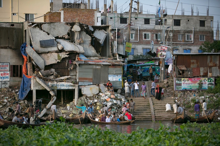rifiuti accatastati su un corso d'acqua in Bangladesh