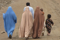 Le donne afghane non possono più viaggiare da sole