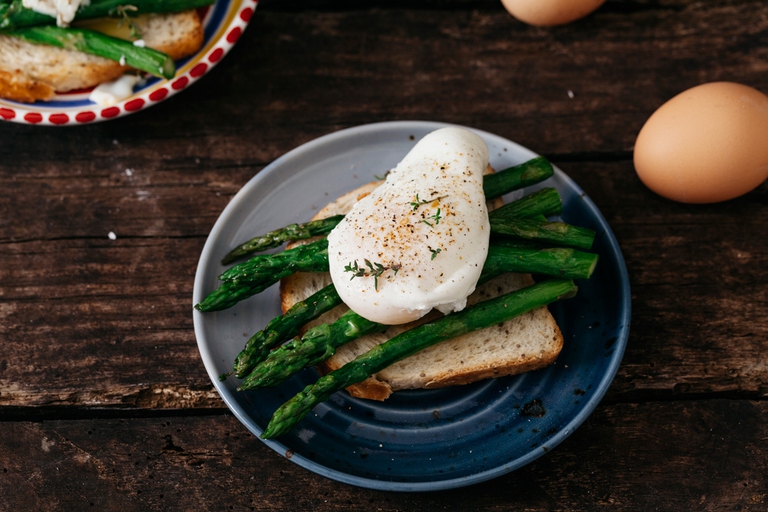 Toast di asparagi grigliati e uova in camicia