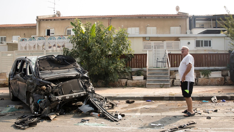 uomo macchina distrutta hamas