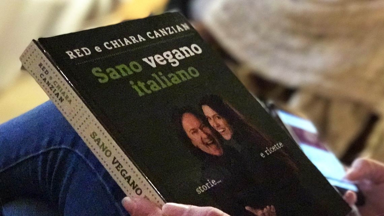 Il libro Sano vegano italiano, Rizzoli,  durante la presentazione a Cibo a regola d'arte