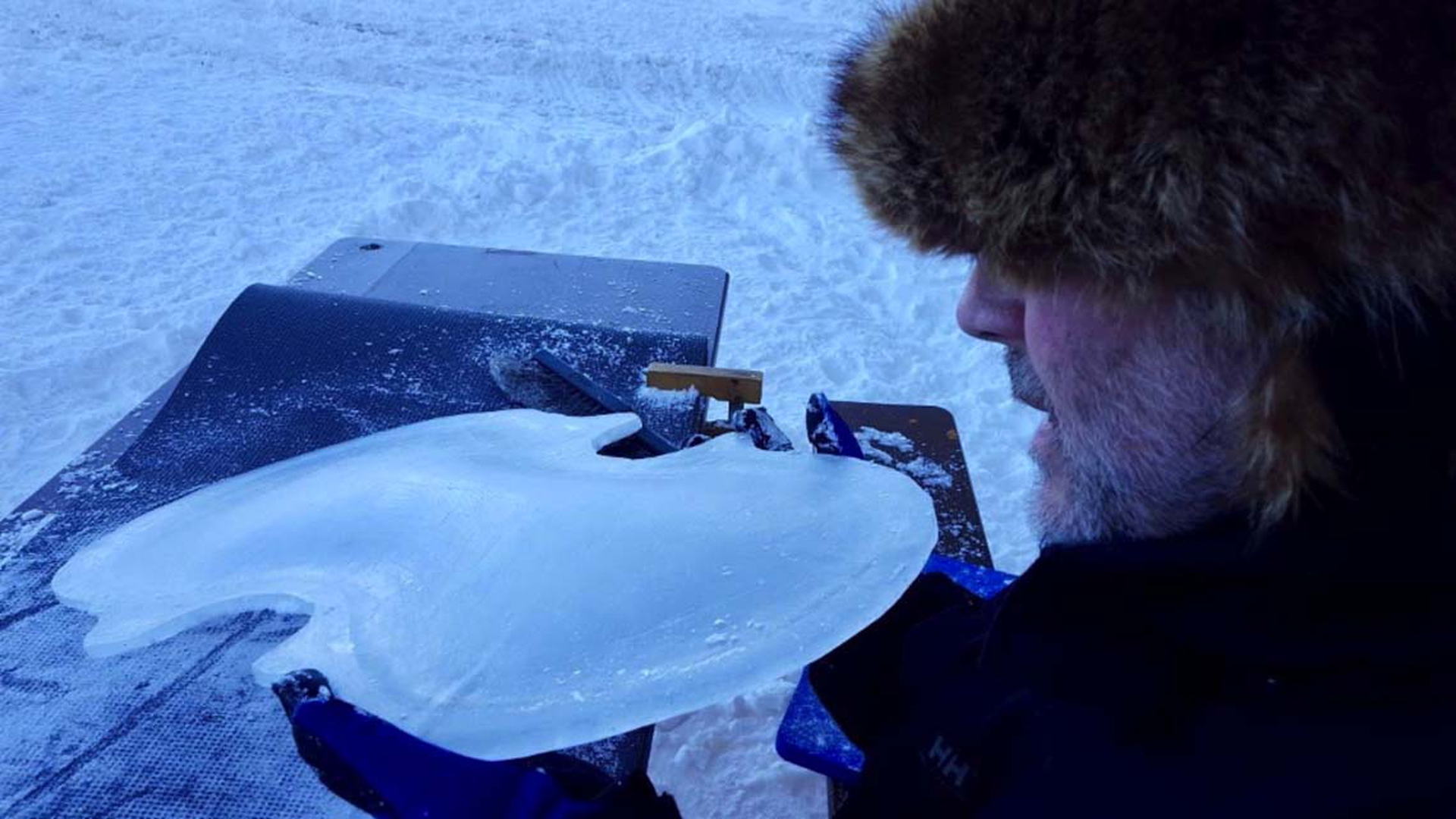 6 Tim-Linhart-e-le-prime-fasi-di-costruzione-del-n-ice-cello