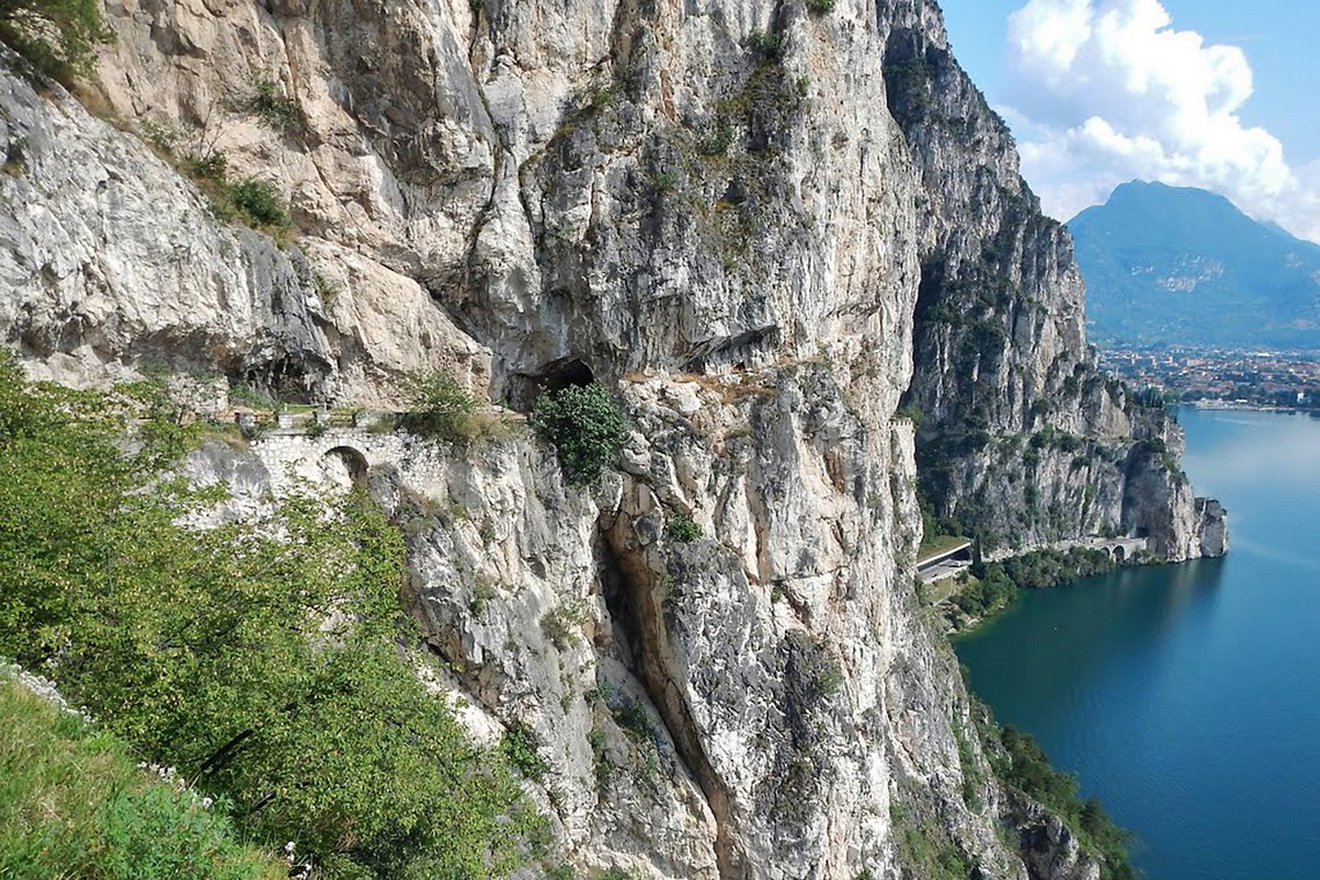 Pedalare sul sentiero della Ponale, un eccezionale balcone sul lago di Garda