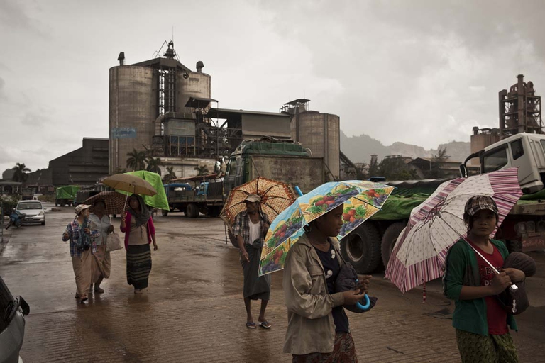 Operai escono dal cementificio di Myaing Kalay nella regione di Hpaan, nello Stato Kayin. Copyright Patrick Brown for Human rights watch