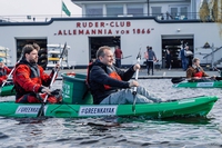 A bordo di un kayak, per ripulire dai rifiuti i corsi d’acqua del nord Europa