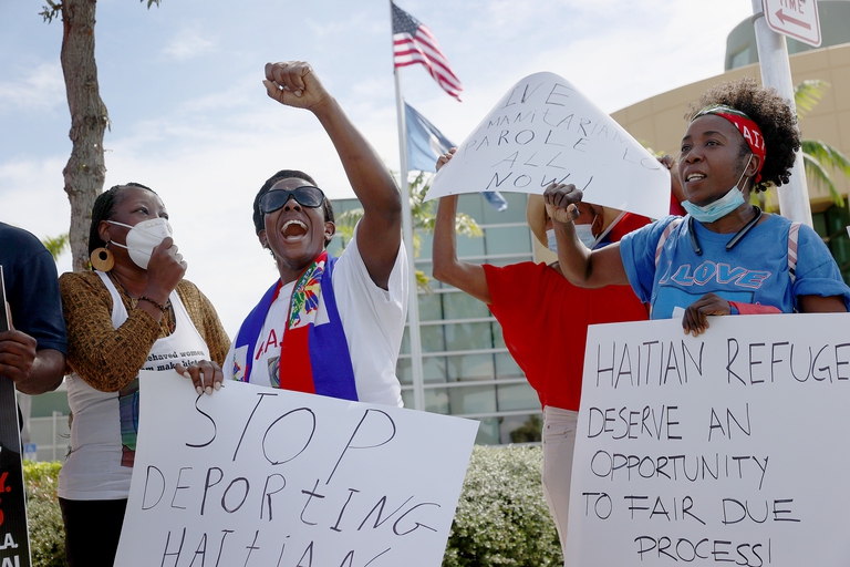 Una protesta contro le deportazioni dei migranti di Haiti ordinate dall'amministrazione Biden. Presto potrebbero finire nel nuovo centro di Guantanamo