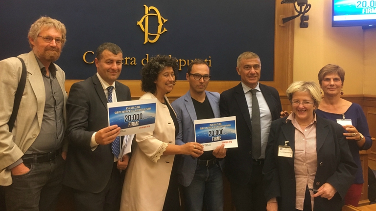 Alfonso Pecoraro Scanio presenta alla Camera la petizione per la ratifica dell'Accordo di Parigi © UniVerde 