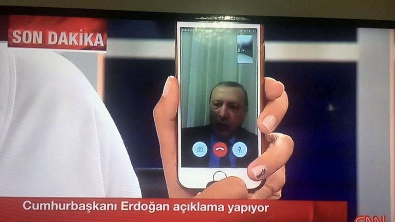 Recep Tayyp Erdogan: il colpo di stato ha allontanato il presidente della Turchia, che si collega con la tv Trt in videochiamata
