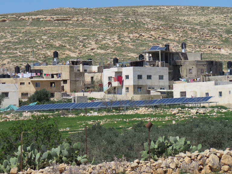 Le truppe israeliane smantellano l’impianto fotovoltaico donato dal governo olandese a Jubbet al-Dhib. Fonte: Comet-ME