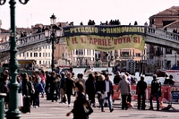 Referendum. Greenpeace di nuovo in azione a Roma, Torino e Venezia