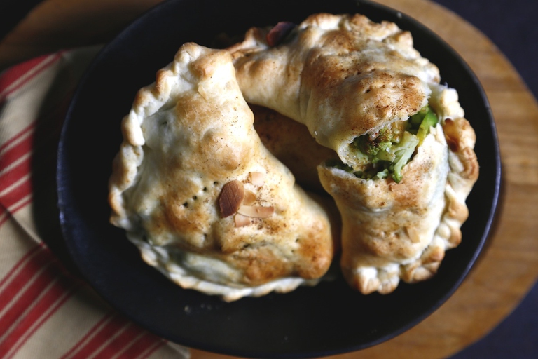 Panzerotti in sfoglia con broccoli e avocado