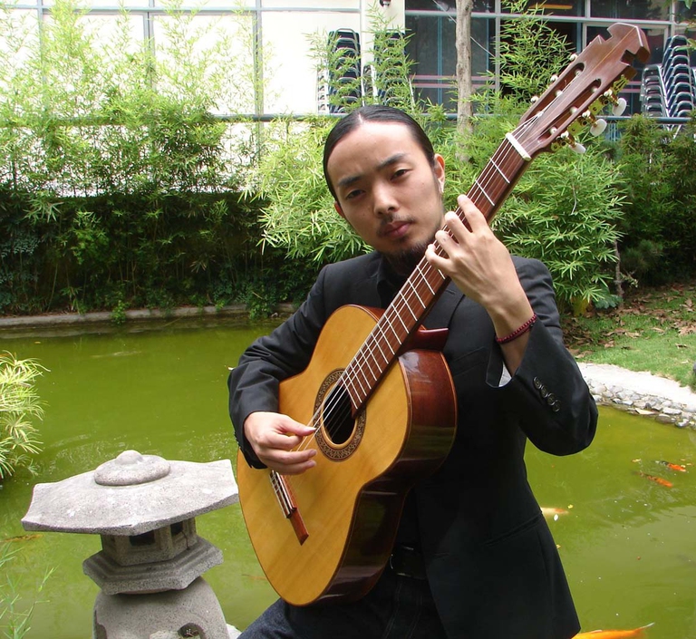 Shin Sasakubo suona la chitarra classica, ha pubblicato 27 album ed è esperto di musica andina