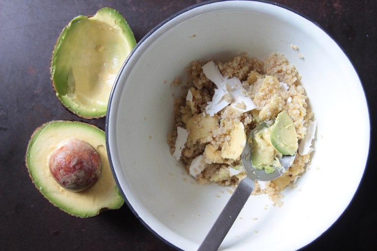 insalata di quinoa con avocado