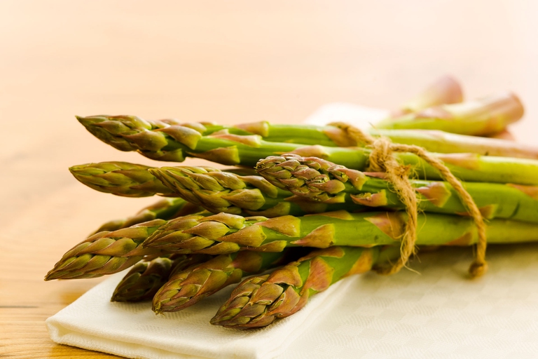 asparagi nella spesa di aprile