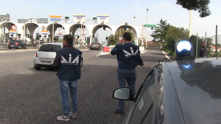 Agenti della Dia in azione