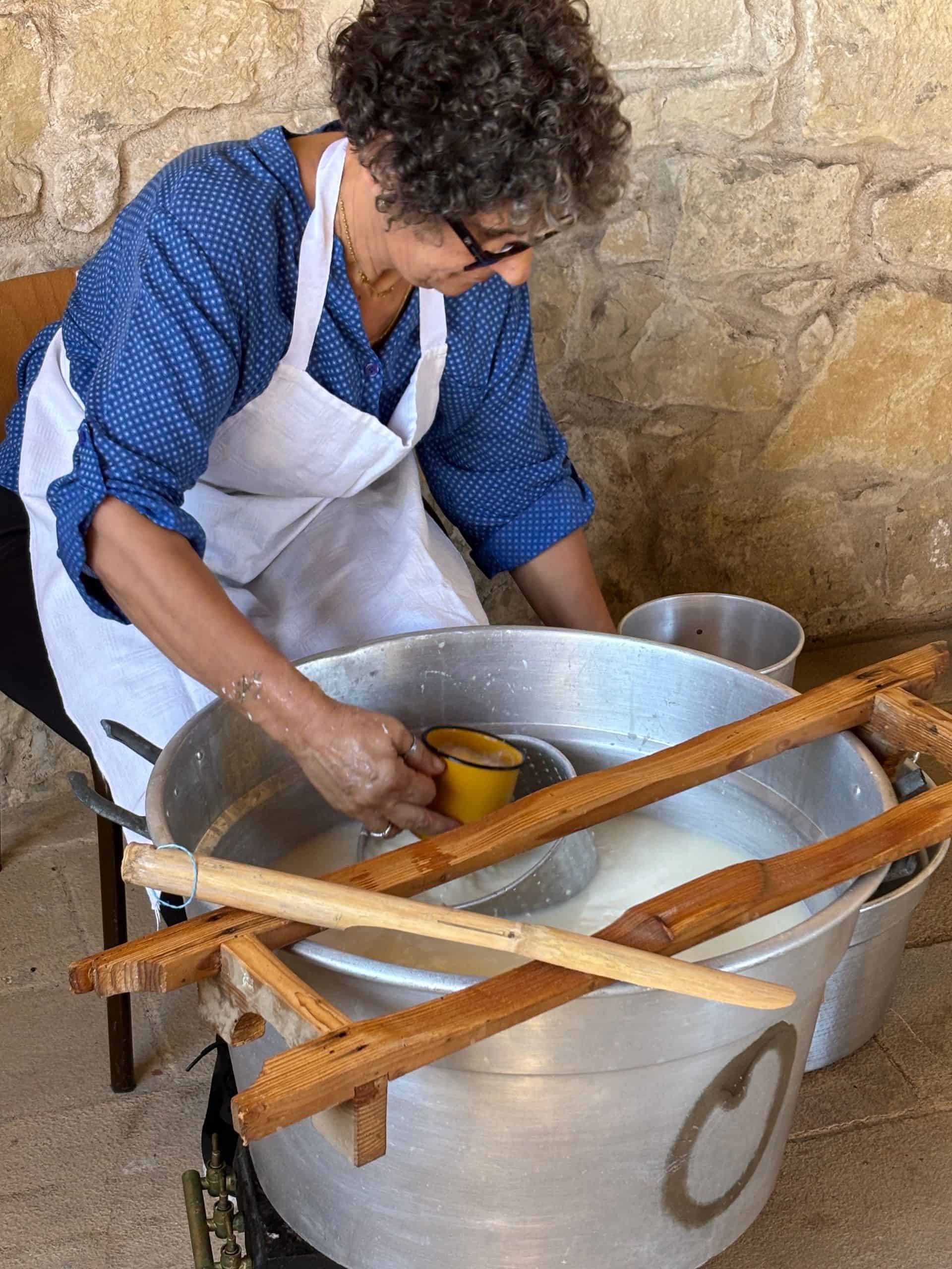 Maria al lavoro con il formaggio di capra &copy; Beatrice Spagoni