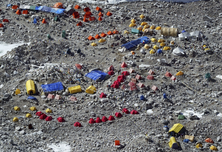 Il Nepal sposterà il campo base dell’Everest per il rischio di crolli dei ghiacciai