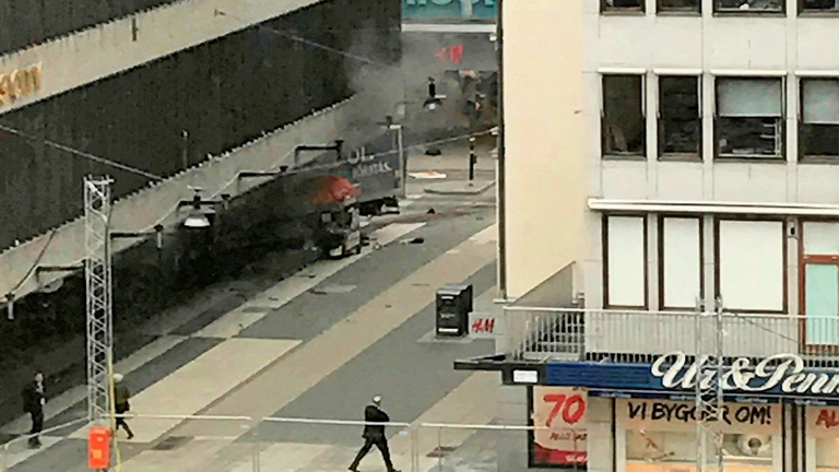 Lo schianto è avvenuto all'incrocio tra la Klarabelsgatan e la strada pedonale Drottningatan, nella centralissima piazza Sergel