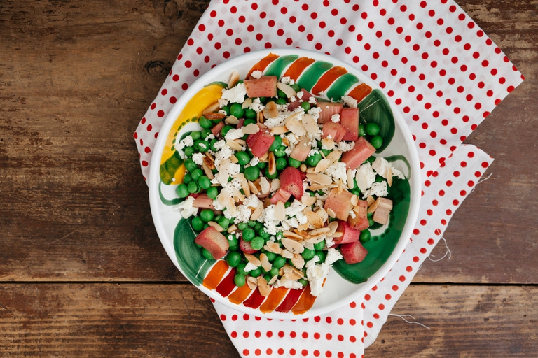 Insalata di rabarbaro, piselli, feta e semi