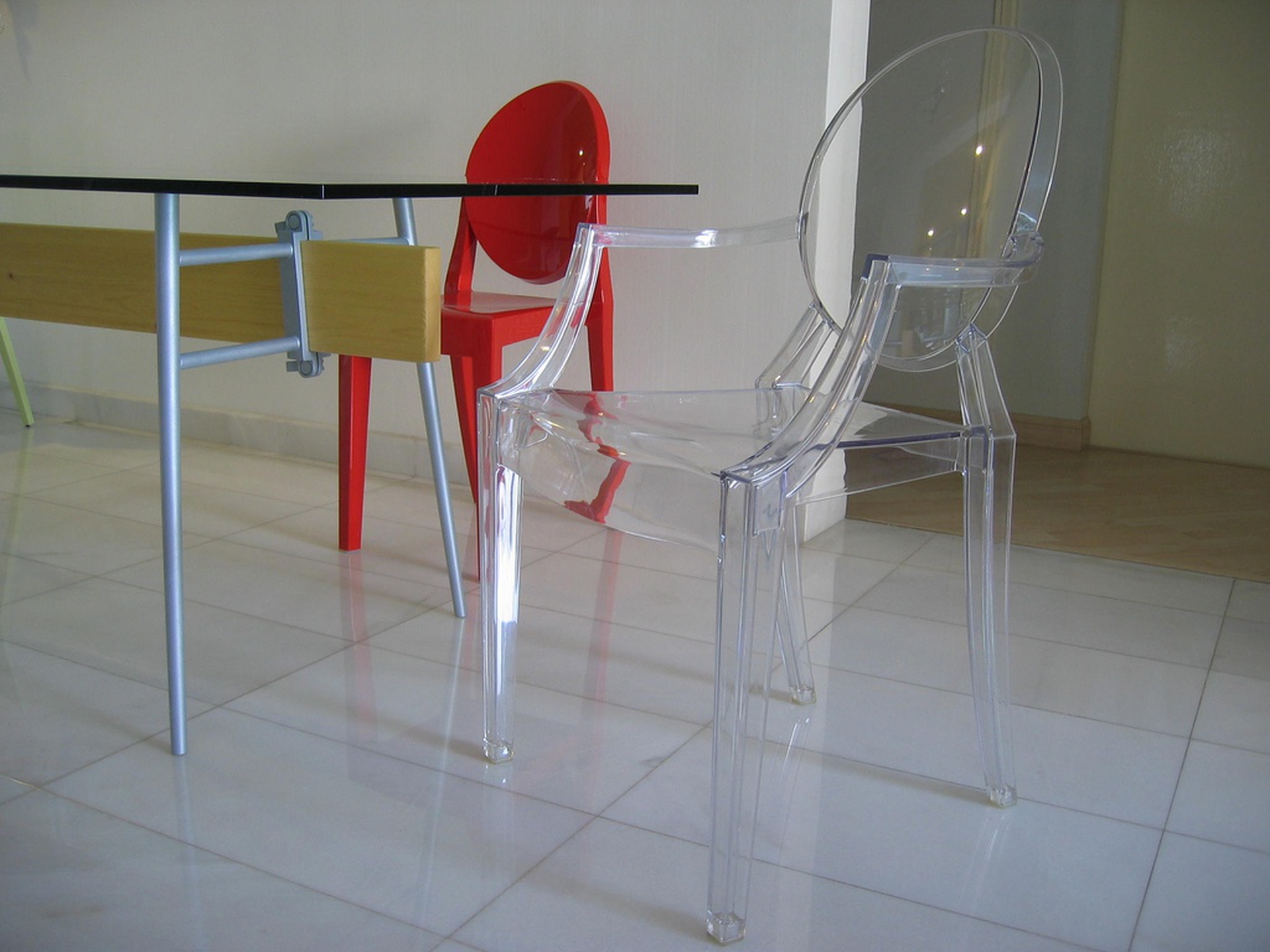 Minimum Table (Cassina) Chairs - Louis Ghost (Kartell) & Victoria Ghost (Kartell)_All Designed by Philippe Starck_wikimedia commons