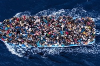 In mare non esistono taxi, il libro di Saviano che smonta menzogne e pregiudizi sui migranti
