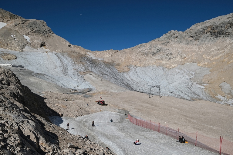Il ghiacciaio Schneeferner, sulle Alpi bavaresi, non è più un ghiacciaio dopo il caldo di quest’estate