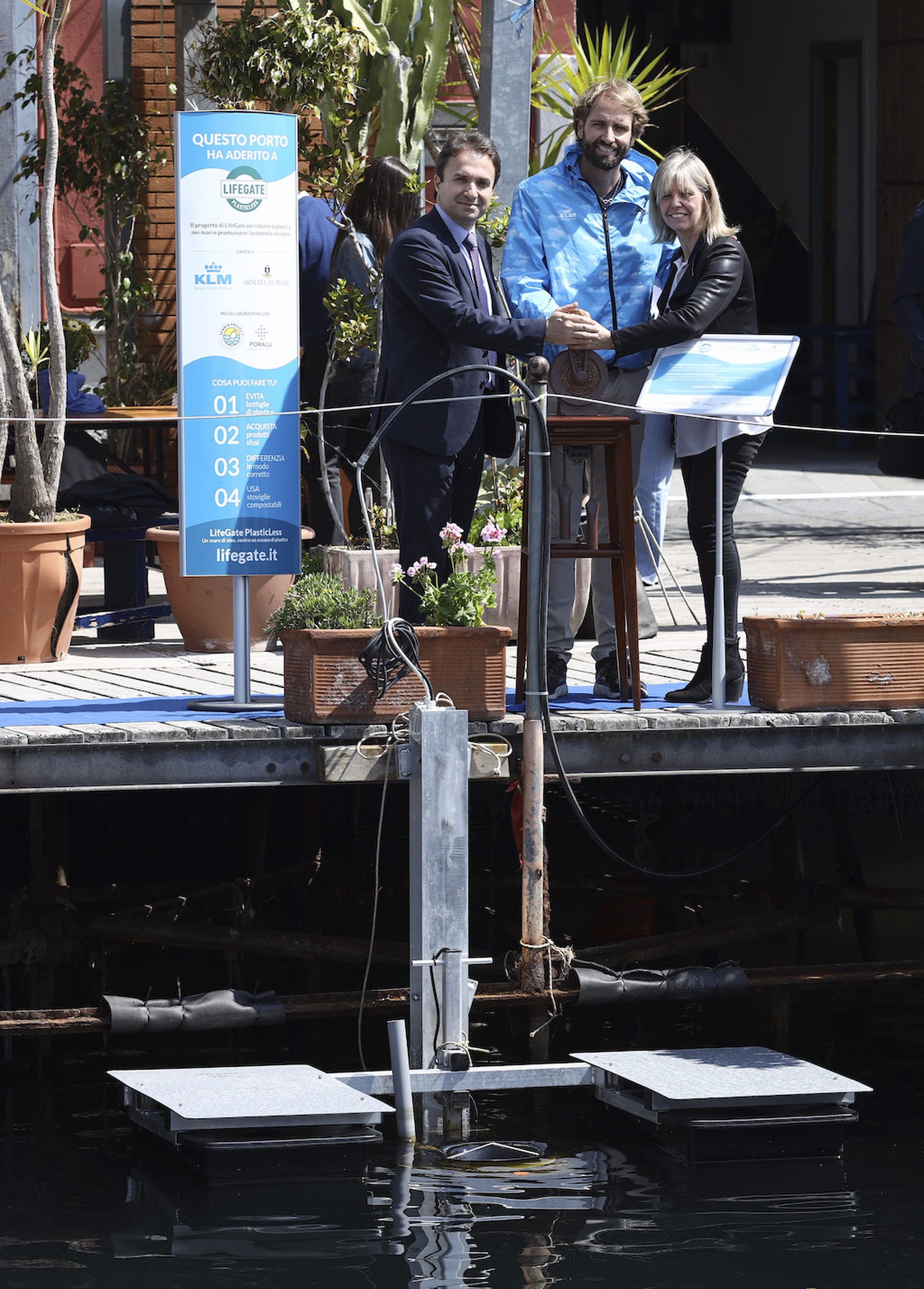 Il Seabin di LifeGate PlasticLess a Napoli grazie a KLM e Armata di Mare