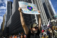 Le foto della partecipatissima marcia contro i combustibili fossili a New York