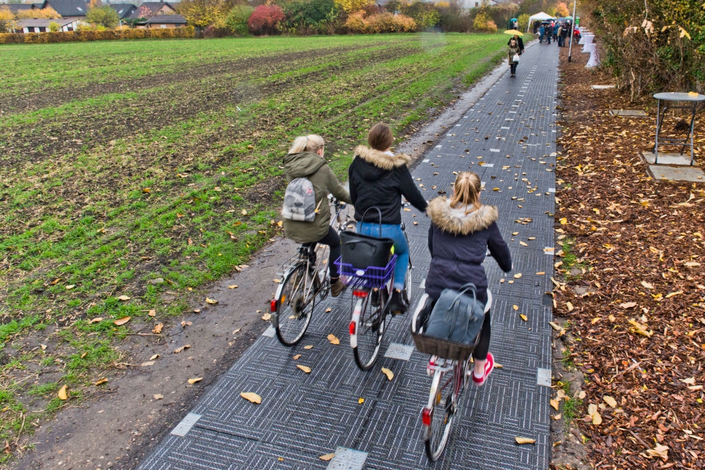 The first solar cycle lane opens in Germany, to harness the power of ...