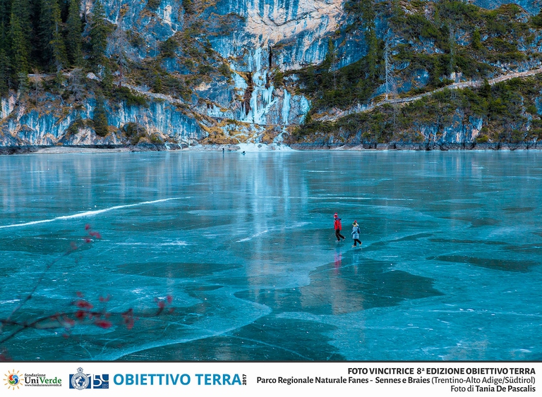 La foto di Tania de Pascalis, vincitrice di Obiettivo Terra 2017, che lei stessa così descrive: ''È lì che tra le cime delle Dolomiti e la quiete delle foreste, sorge un meraviglioso lago alpino dai colori cristallini. Un luogo magico che va oltre ogni immaginazione...'' width=