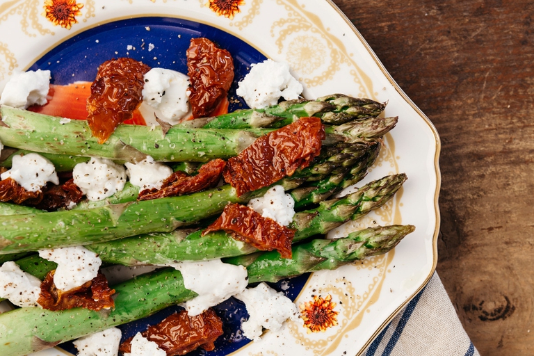 Asparagi con pomodori secchi e formaggio di capra