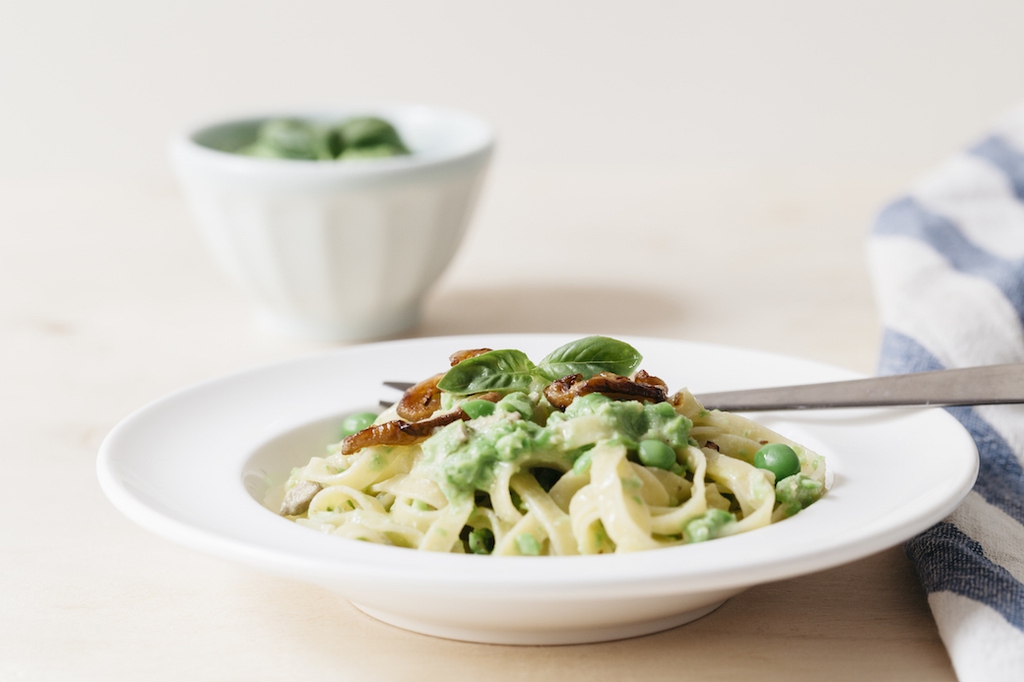 Tagliatelle with green peas and shiitake mushrooms LifeGate