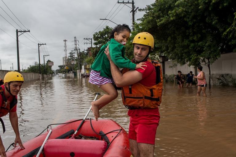 Bambina tratta in salvo dopo un'alluvione a san Paolo, Brasile