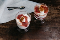 Panna con crema di rabarbaro