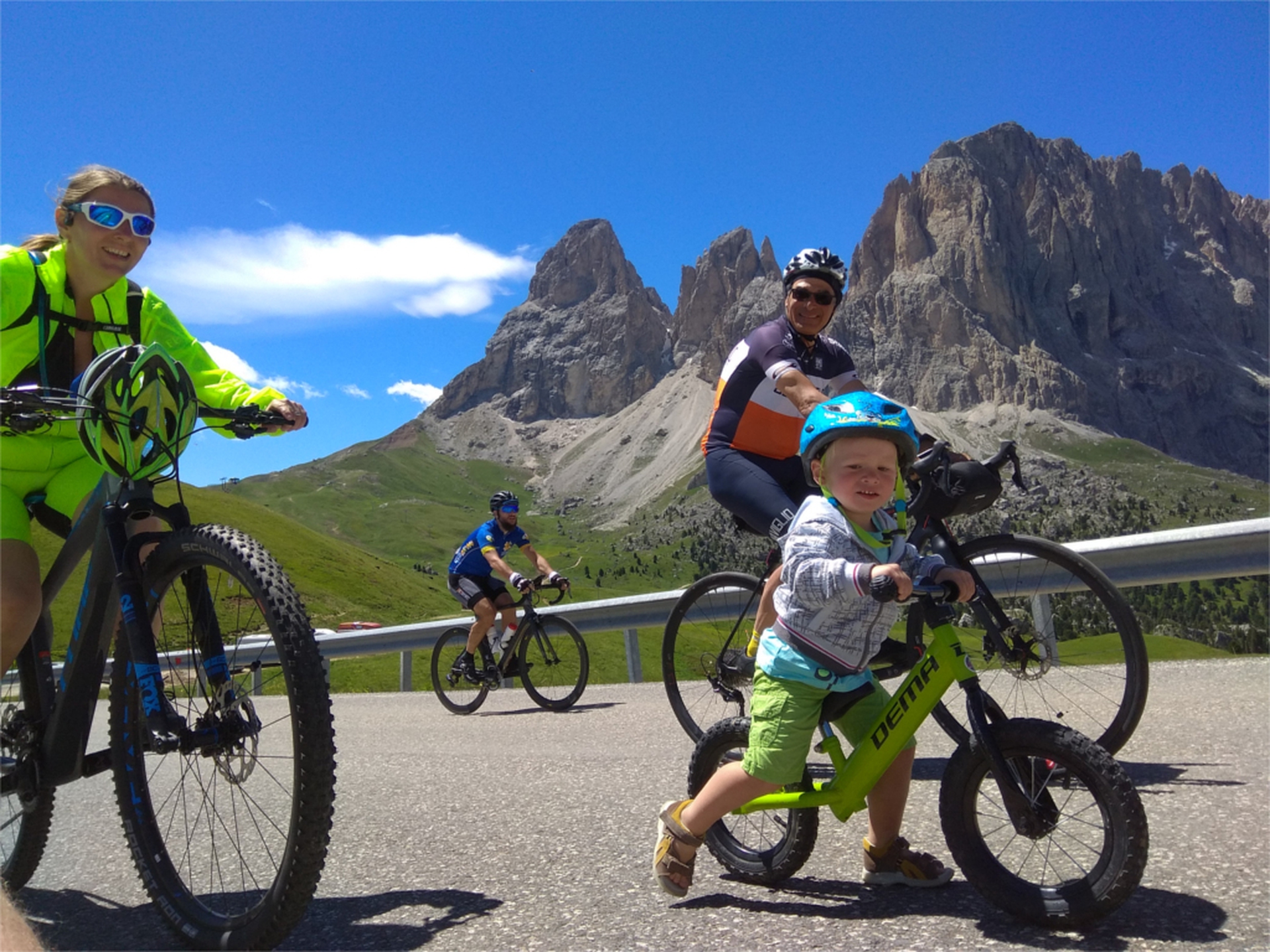 Benjamin in foto con due ciclisti