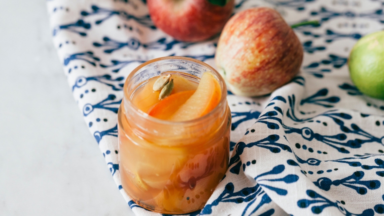 mele con sciroppo cardamomo limone lifegate.it cover