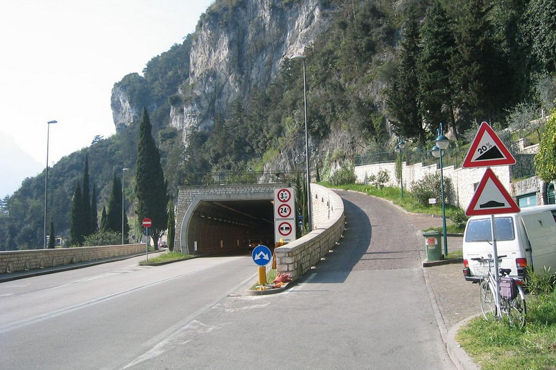 Pedalare sul sentiero della Ponale, un eccezionale balcone sul lago di Garda