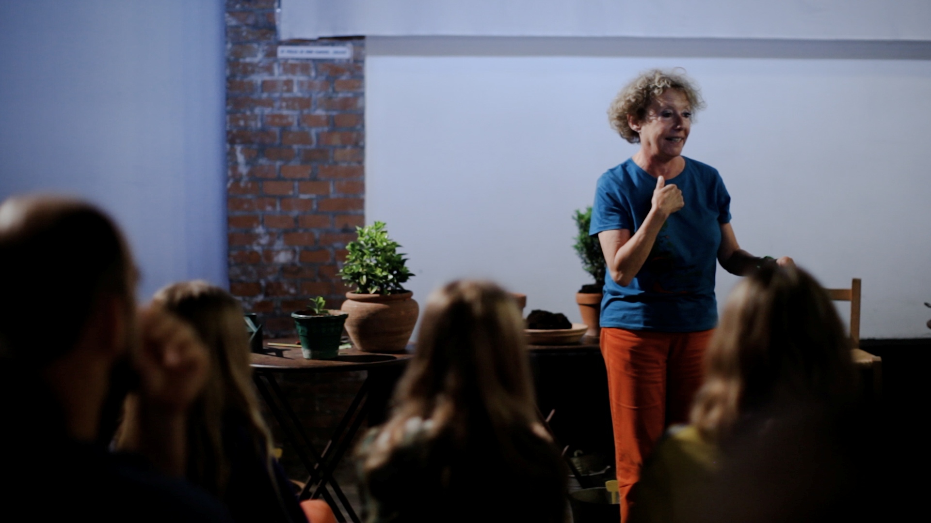 Lorenza Zambon, l'attrice giardiniera che porta in scena il guerrilla gardening