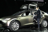 Tesla Model X, la nuova idea di Elon Musk. Prezzo e dati del Suv