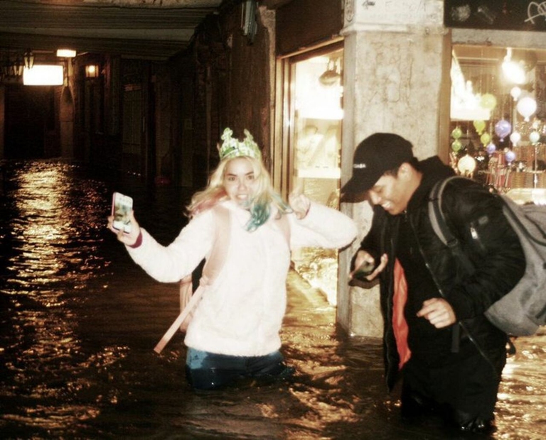 Acqua alta e turisti a Venezia