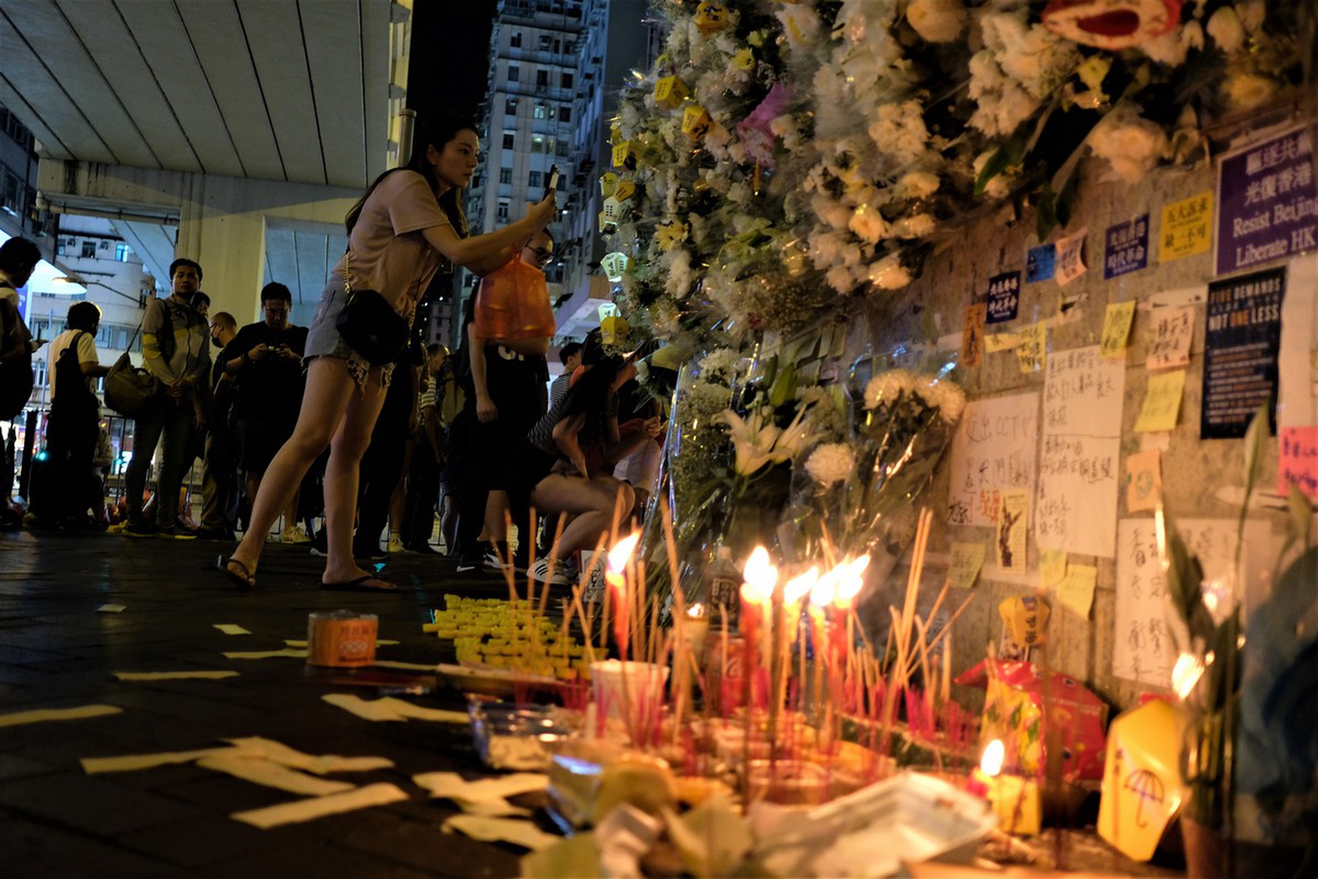 Commemorazione di tre manifestanti scomparsi negli scontri di fronte alla centrale di polizia di Mong Kok